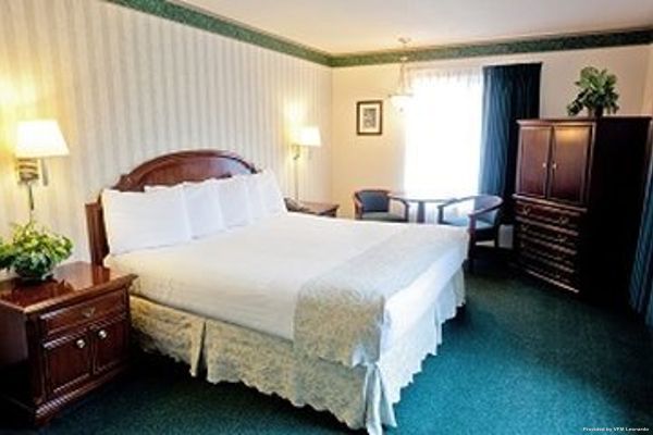 EMERALD DOLPHIN INN (Fort Bragg)